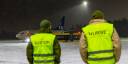 En lege og en sykepleier går mot SAS sin MEDEVAC fly før oppdrag for å hente pasienter og pårørende fra Ukraina. Som skal til sykehus i Europa. 
