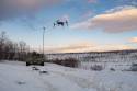 Morgendagens kampenhet ved Hæren våpenskole flyr dronesverm, styrt fra pansret stridskjøretøy, under øvelsen Nordic Response 24 i Finnmark.