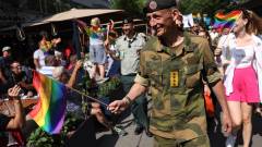 Forsvarssjef General Eirik Kristoffersen i Pride paraden under Oslo Pride 2023