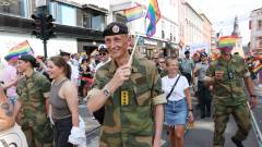 Forsvarssjef General Eirik Kristoffersen i Pride paraden under Oslo Pride 2023