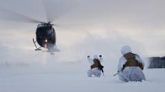 Soldater fra Etterretningsbataljonen tar ned et Bell helikopter under en øvelse i Bardufoss
Norwegian intelligence soldiers during a winter exercise in nothern Norway