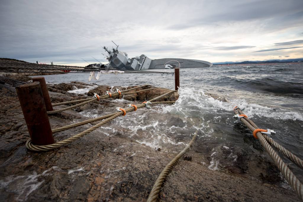 Det arbeides med å sikre KNM Helge Ingstad til land med wire. // HNoMS Helge Ingstad is beeing secured to land with wires.