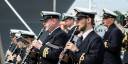 Musikere fra Sjøforsvarets musikkorps spiller klarinett på kaien i Bergen