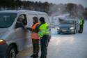 Heimevernet og politiet samarbeider på grenseovergangen Karigasniemi, ved Finland. Sjef HV-17 og sjef FLF er på besøk. 